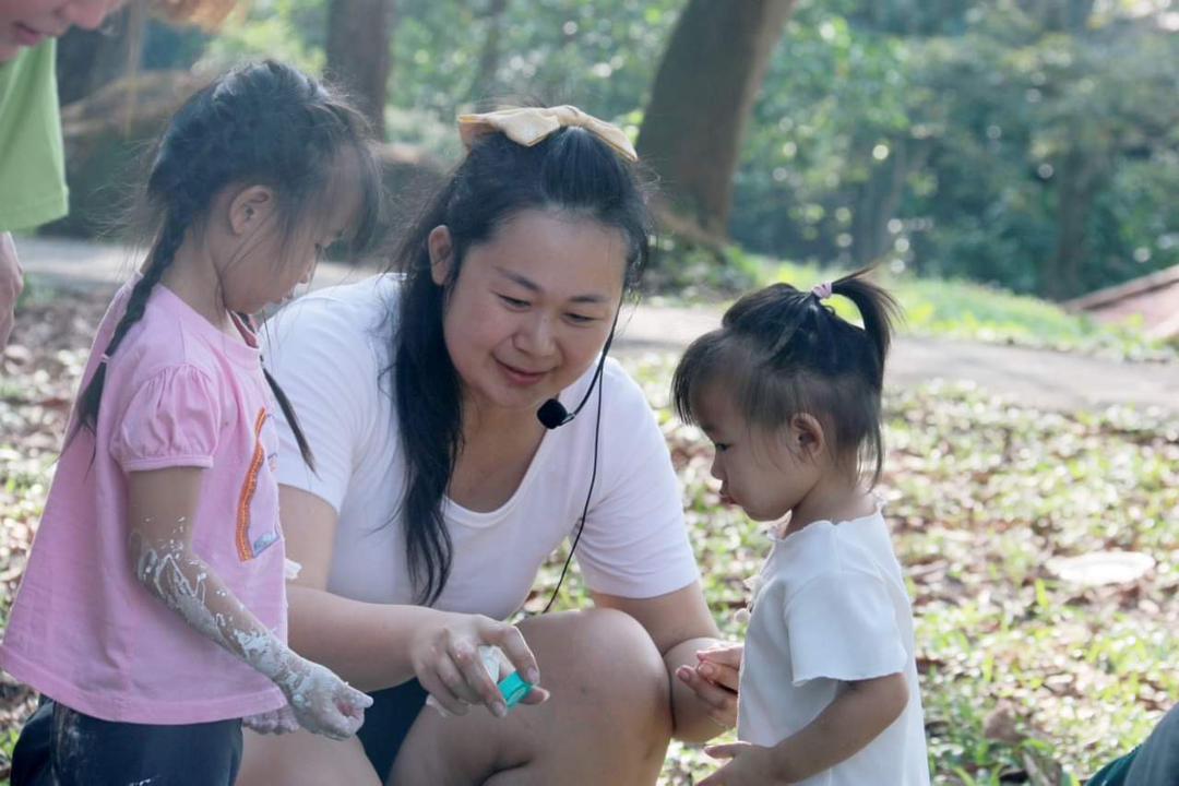 柔:封底:【今日面谱】(11月23日刊):坚持走在“在家教育”道路上,洪增绫引领孩子快乐学习