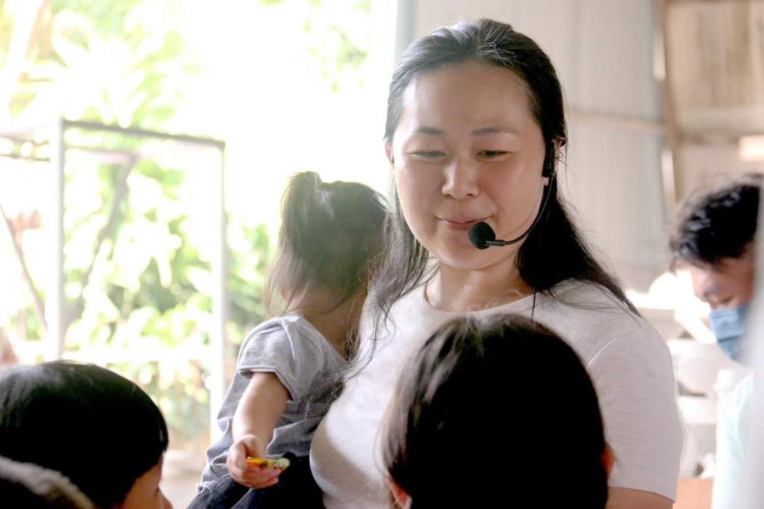 柔:封底:【今日面谱】(11月23日刊):坚持走在“在家教育”道路上,洪增绫引领孩子快乐学习