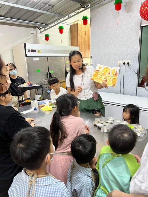 柔:封底:【今日面谱】(11月23日刊):坚持走在“在家教育”道路上,洪增绫引领孩子快乐学习