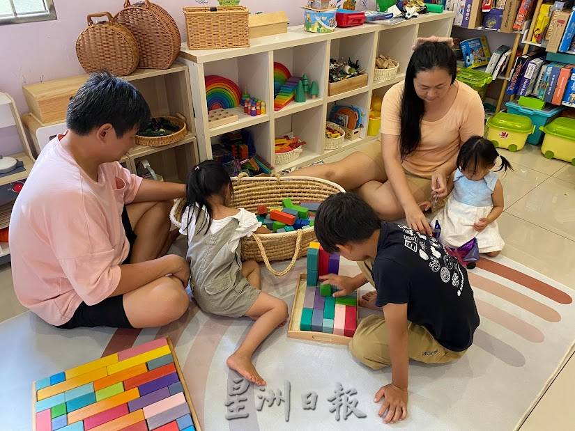 柔:封底:【今日面谱】(11月23日刊):坚持走在“在家教育”道路上,洪增绫引领孩子快乐学习