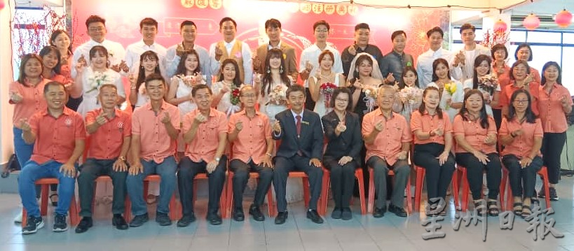 柔:新闻:“爱你一心一意,守你一生一世” 10对新人许下爱的诺言