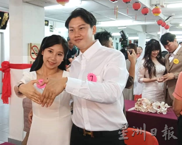 柔:新闻:“爱你一心一意,守你一生一世” 10对新人许下爱的诺言