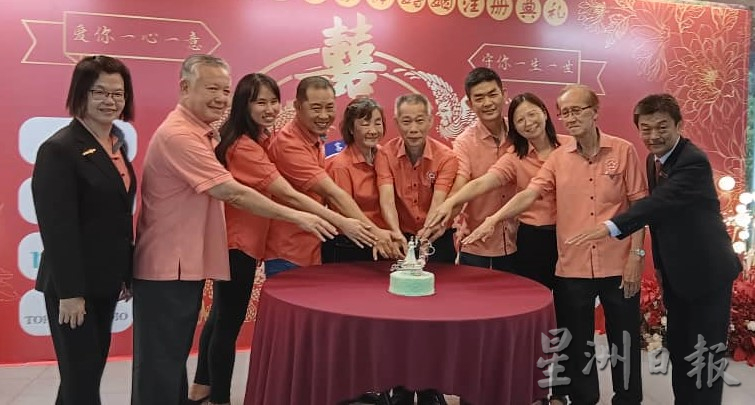 柔:新闻:“爱你一心一意,守你一生一世” 10对新人许下爱的诺言