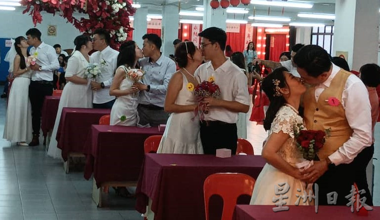 柔:新闻:“爱你一心一意,守你一生一世” 10对新人许下爱的诺言