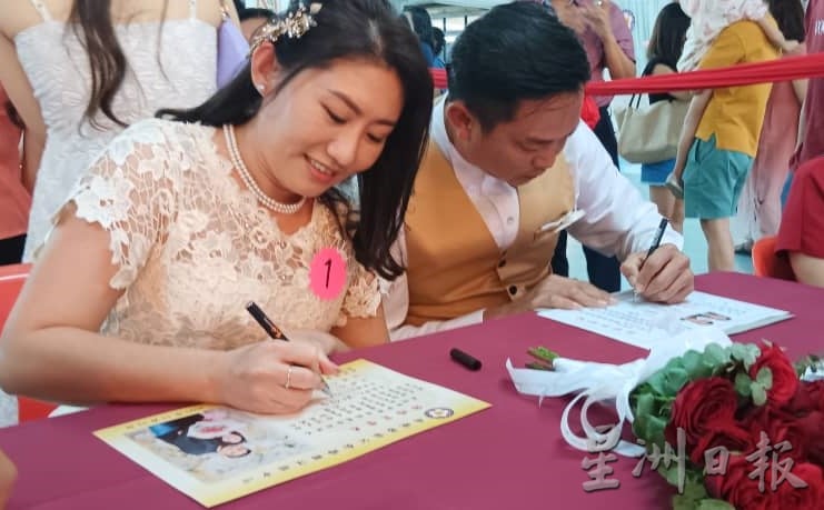 柔:新闻:“爱你一心一意,守你一生一世” 10对新人许下爱的诺言