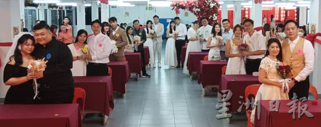 柔:新闻:“爱你一心一意,守你一生一世” 10对新人许下爱的诺言