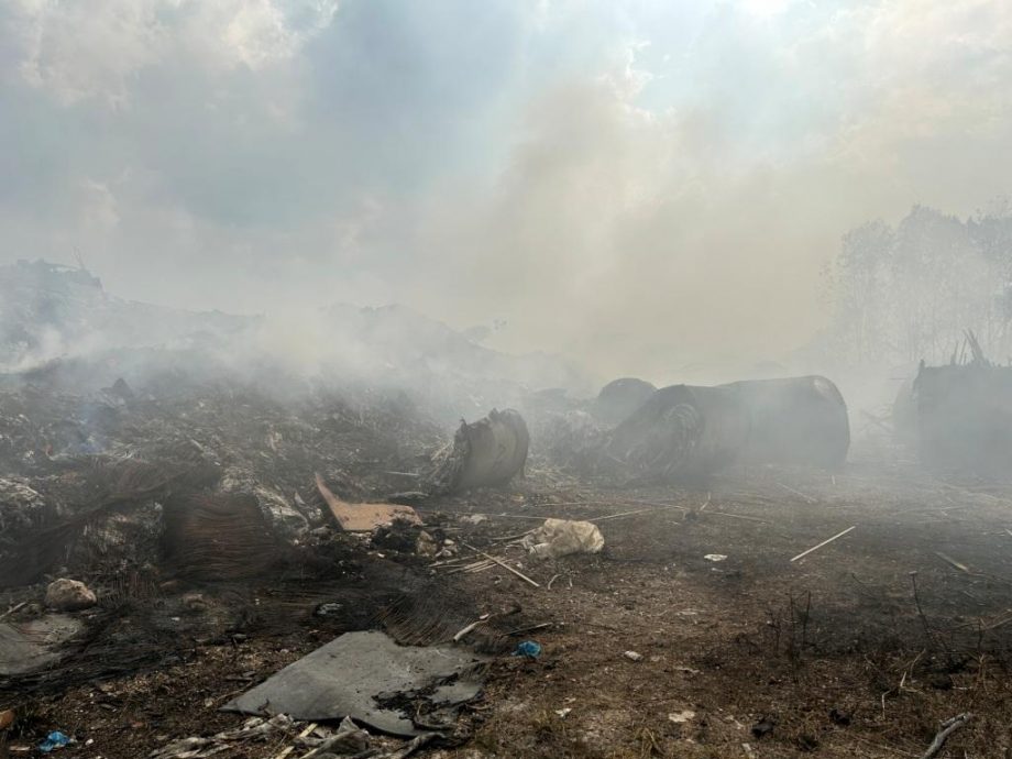 柔:版二:边佳兰垃圾场火烧3天未灭,四湾、五湾烟雾弥漫