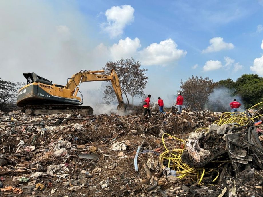 柔:版二:边佳兰垃圾场火烧3天未灭,四湾、五湾烟雾弥漫