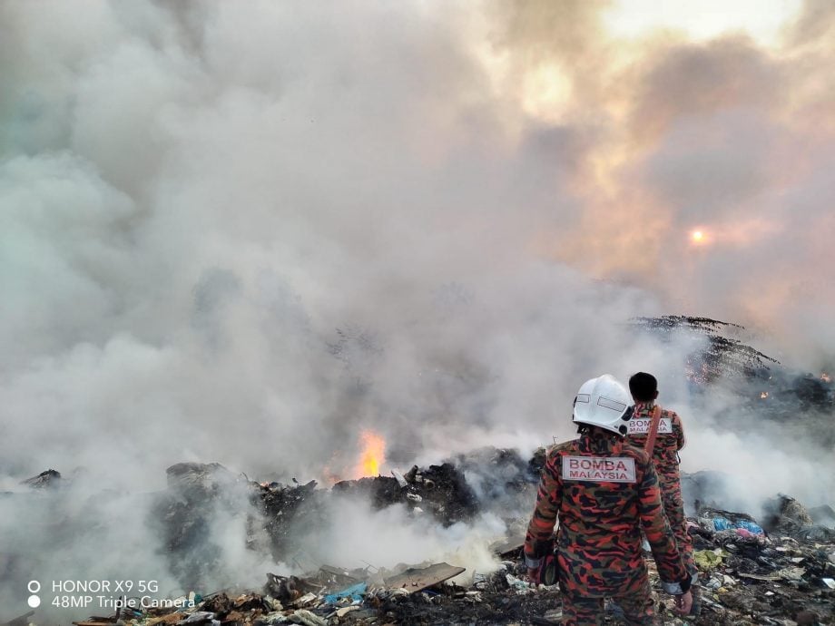 柔:版二:边佳兰垃圾场火烧3天未灭,四湾、五湾烟雾弥漫