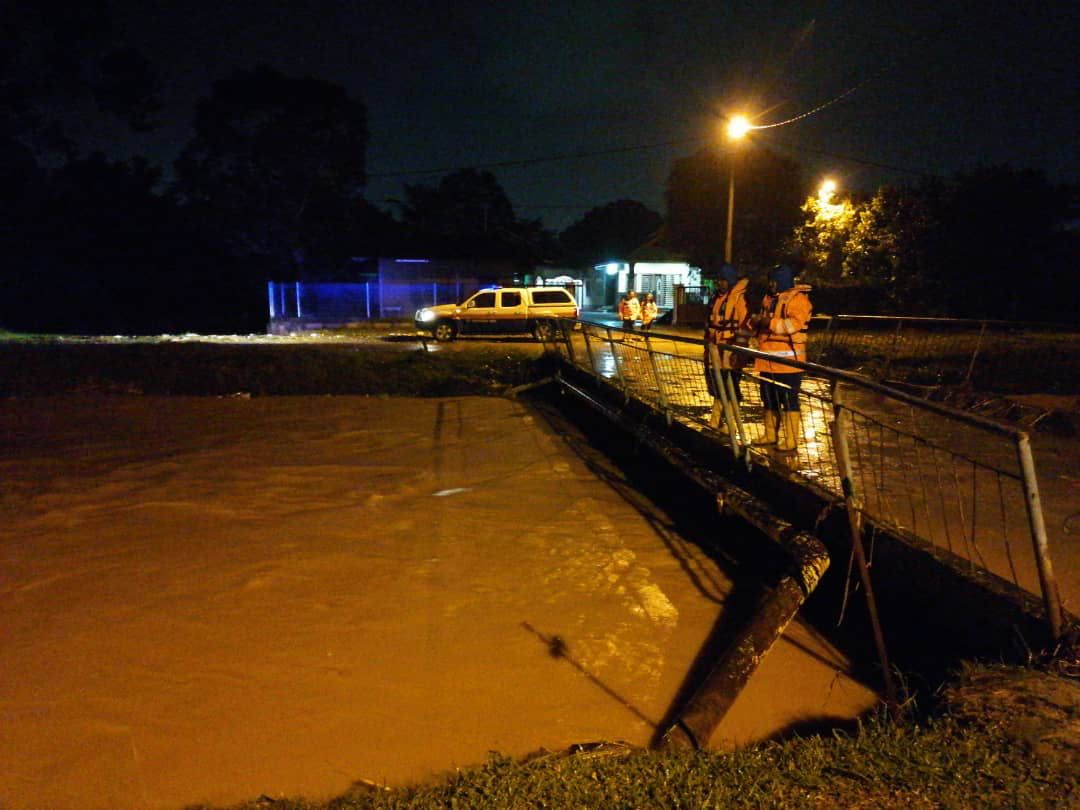 柔:豪雨致美兰蒂河水位高涨 民防部队派员视察