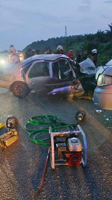 柔:轿车与载送孤儿客货车相撞,造成轿车司机死亡,10名孤儿及司机受伤
