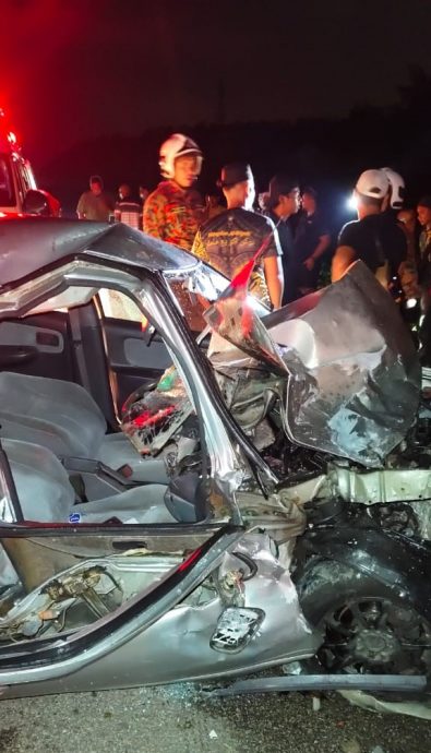 柔:轿车与载送孤儿客货车相撞,造成轿车司机死亡,10名孤儿及司机受伤
