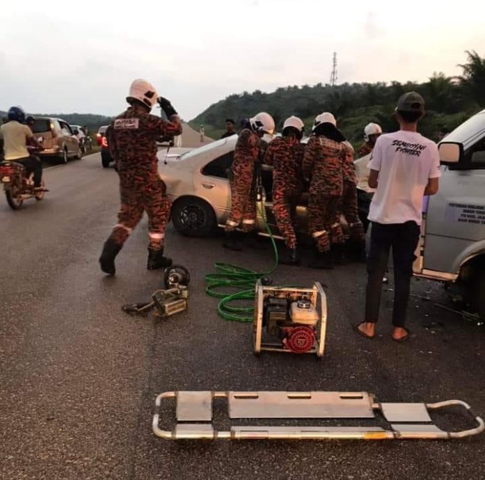 柔:轿车与载送孤儿客货车相撞,造成轿车司机死亡,10名孤儿及司机受伤