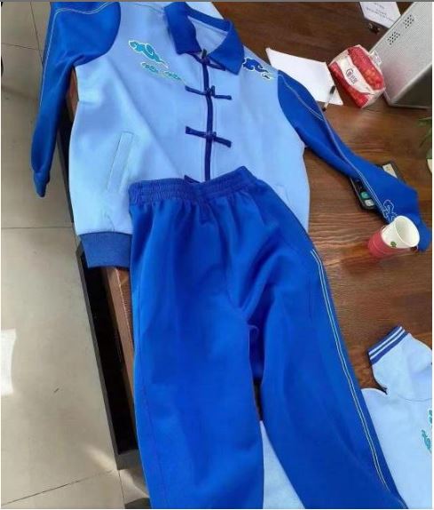 校服改走汉服风格 家长大骂像“寿衣”