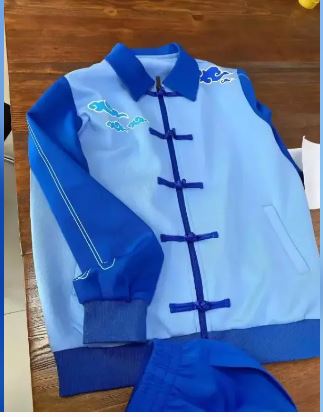 校服改走汉服风格 家长大骂像“寿衣”