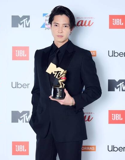 歹徒闯颁奖礼对人挥刀 车银优山下智久受惊吓