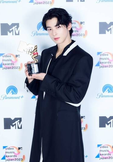 歹徒闯颁奖礼对人挥刀 车银优山下智久受惊吓