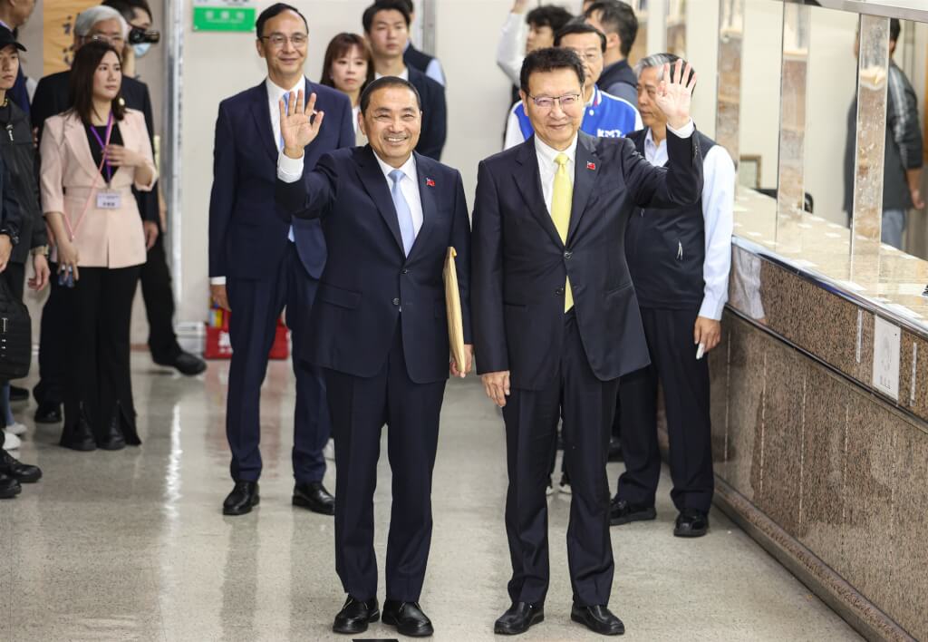 民调:“侯康配”逼近领先的“赖萧配”