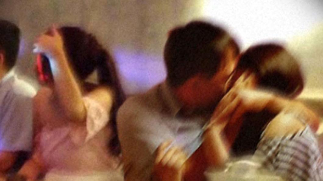 民进党新系辅选大将“聚众淫乱” 晚上酒家坐台激吻女子