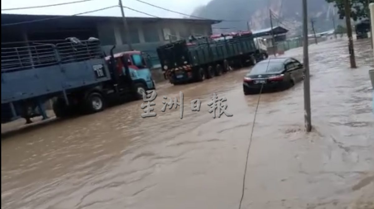 水至膝盖员工一度被困 水淹工业园道路淹没