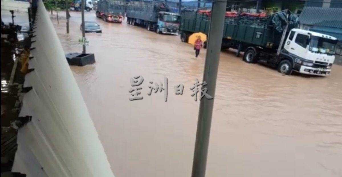 水至膝盖员工一度被困 水淹工业园道路淹没