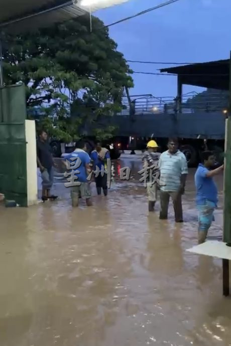 水至膝盖员工一度被困 水淹工业园道路淹没