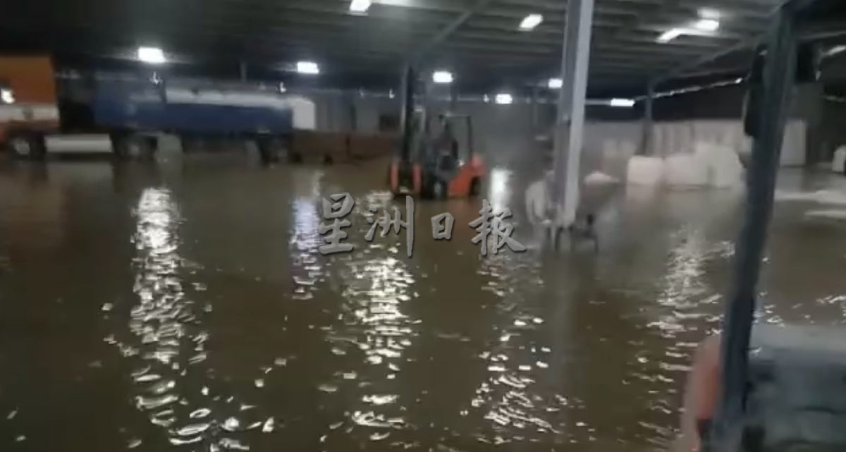 水至膝盖员工一度被困 水淹工业园道路淹没