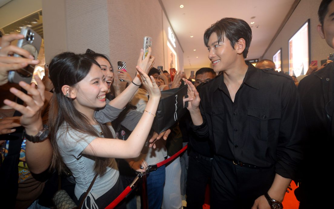  池昌旭为名表站台 被粉丝狂摸手拍打