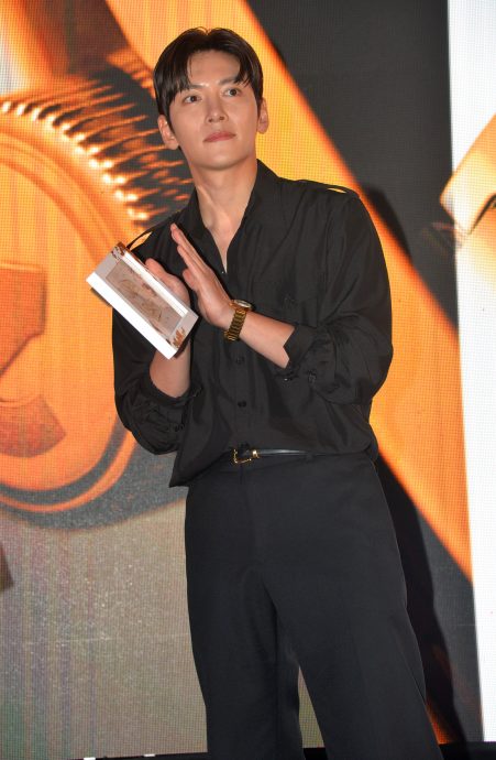  池昌旭为名表站台 被粉丝狂摸手拍打