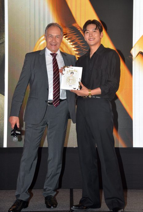  池昌旭为名表站台 被粉丝狂摸手拍打