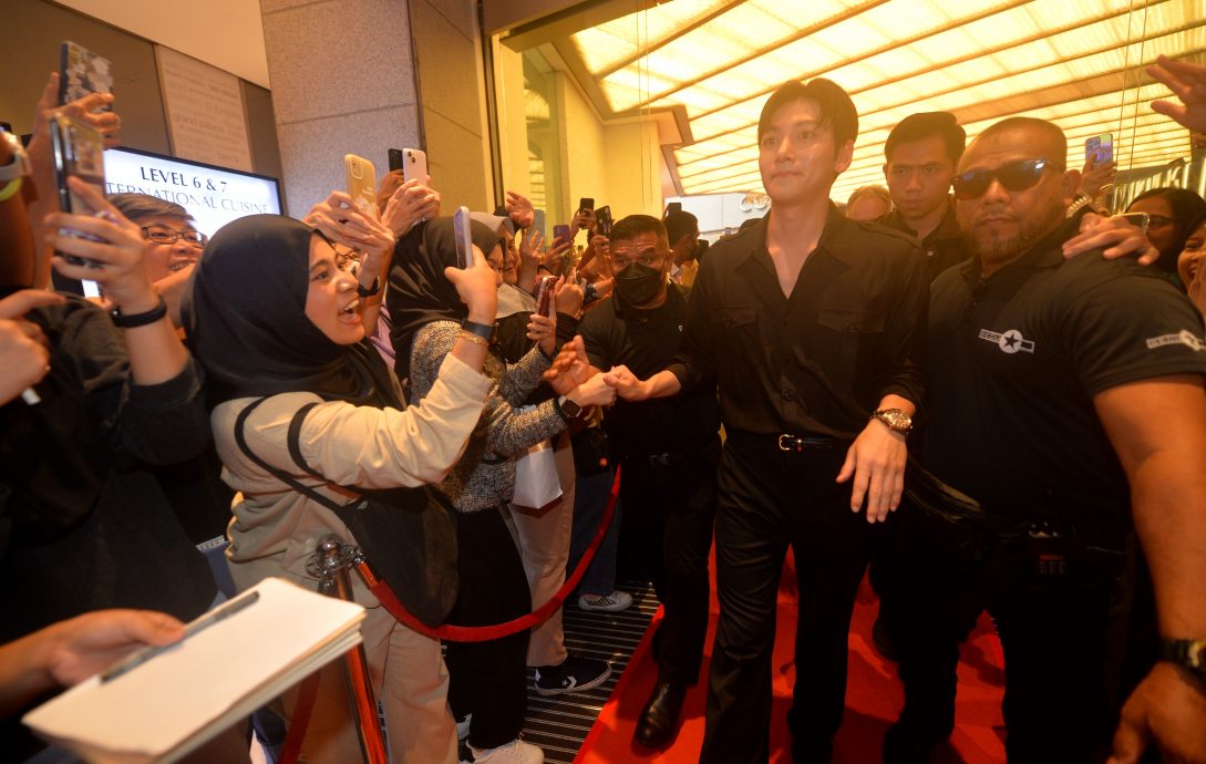  池昌旭为名表站台 被粉丝狂摸手拍打