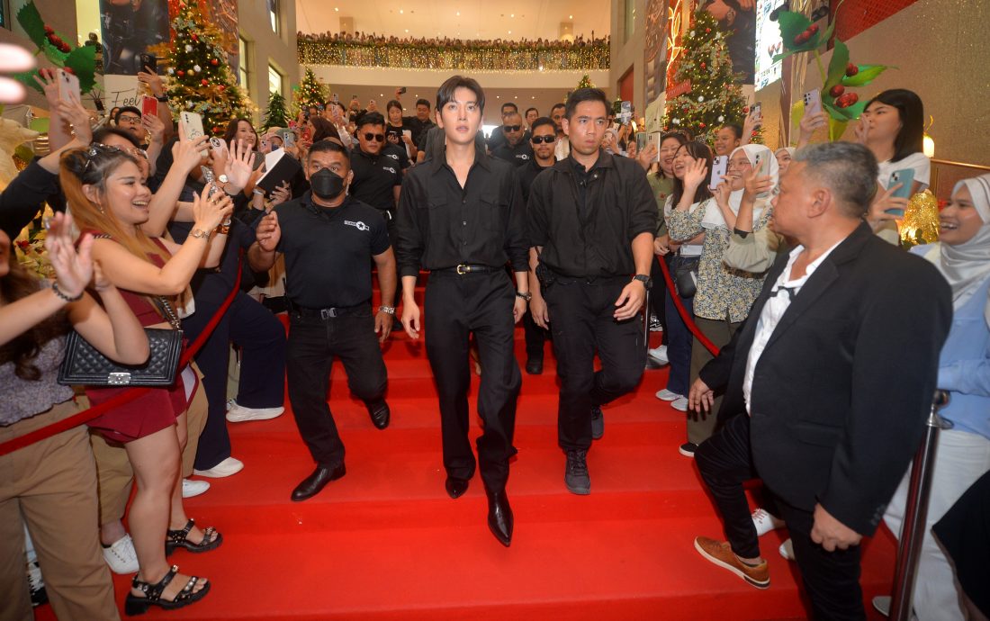  池昌旭为名表站台 被粉丝狂摸手拍打