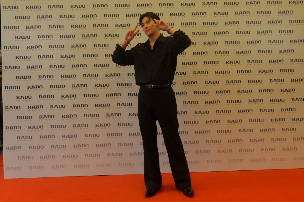  池昌旭为名表站台 被粉丝狂摸手拍打