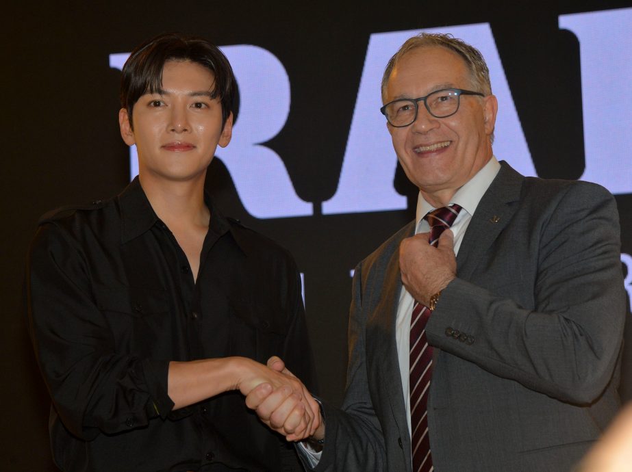  池昌旭为名表站台 被粉丝狂摸手拍打