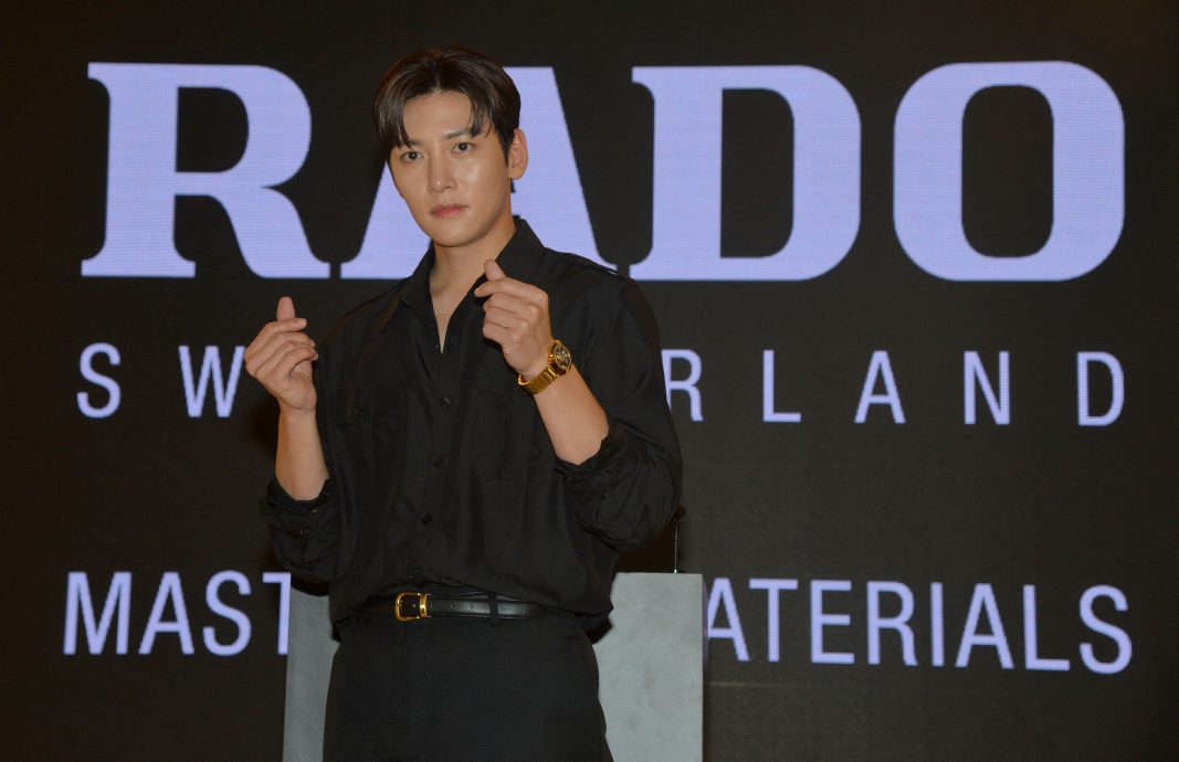  池昌旭为名表站台 被粉丝狂摸手拍打