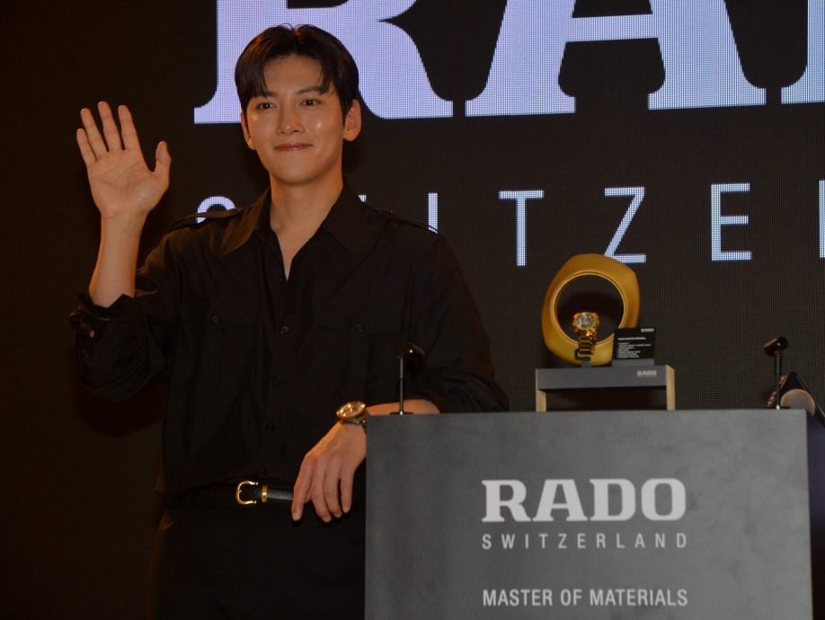  池昌旭为名表站台 被粉丝狂摸手拍打