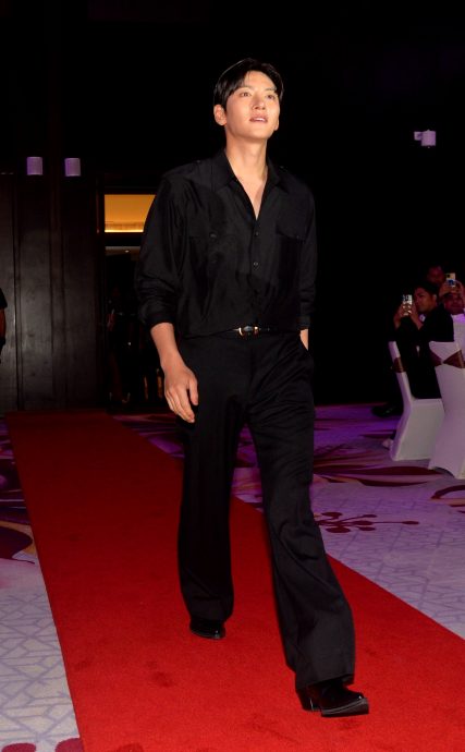  池昌旭为名表站台 被粉丝狂摸手拍打