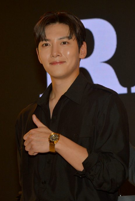  池昌旭为名表站台 被粉丝狂摸手拍打