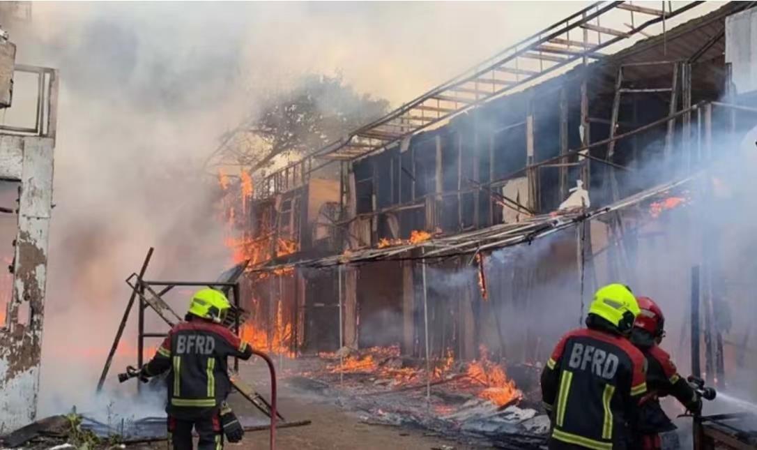 泰国清迈著名旅游景点发生火灾 疑为游客放天灯所致