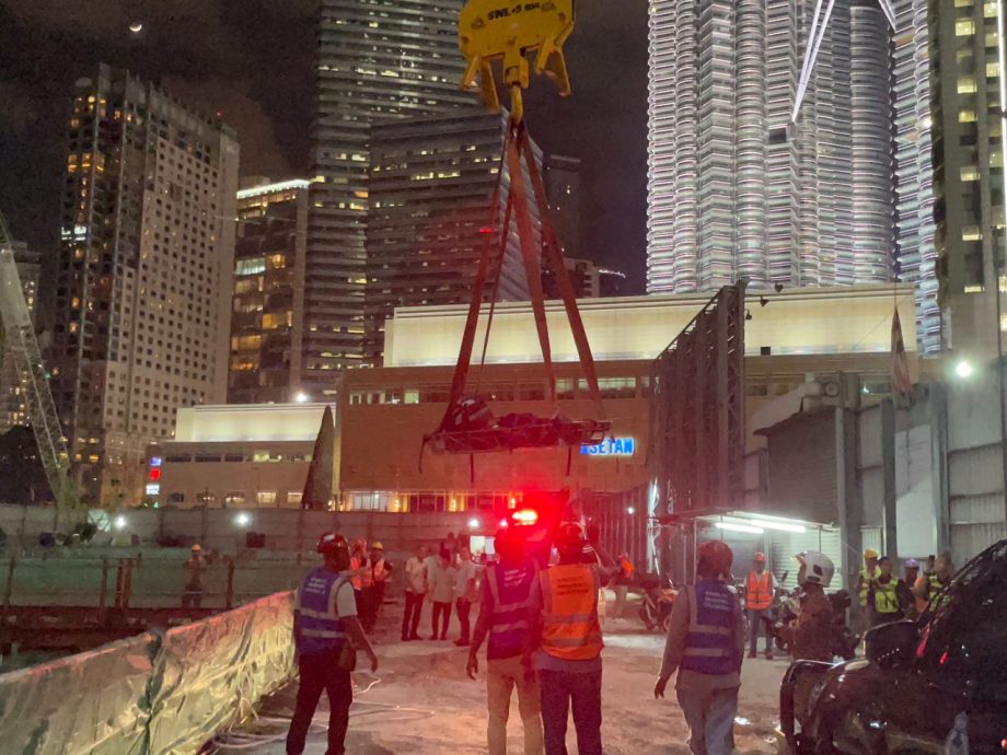 消拯局把起重机操作员的遗体从高处垂吊到地面。(消拯局图)