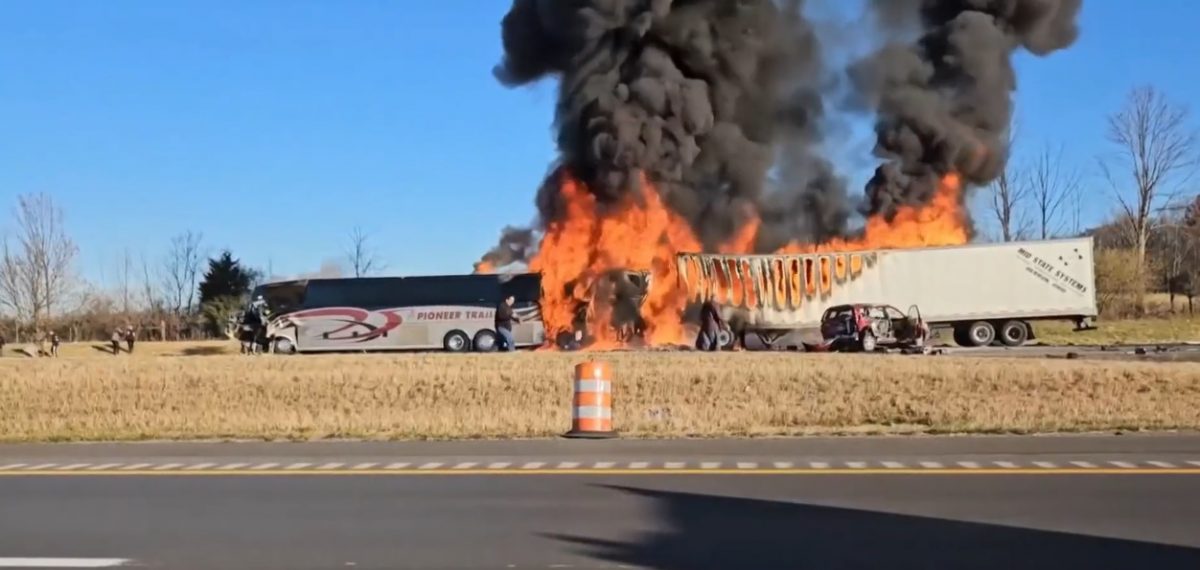 满载学生巴士被卡车追尾 造成至少6死