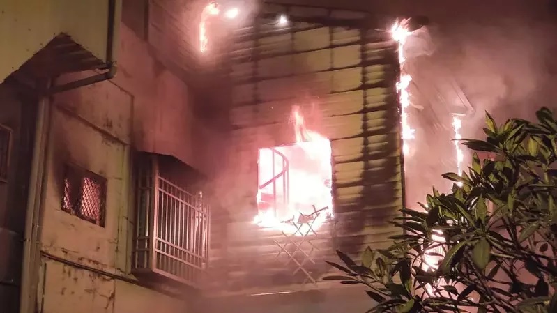 火灾全家躲天台 高中生为拿手机报案葬身火海