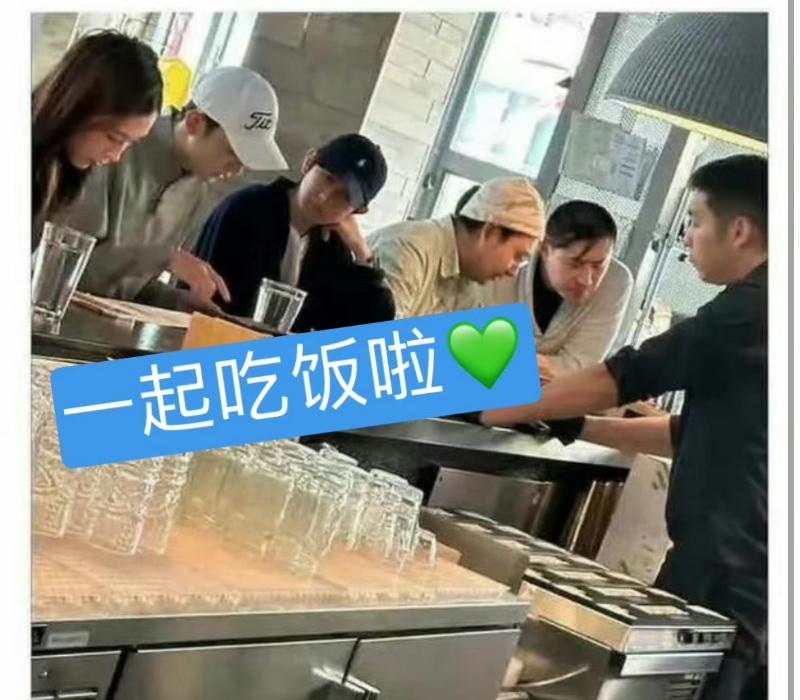 王源恋爱了? 被扒翘课陪女友过感恩节