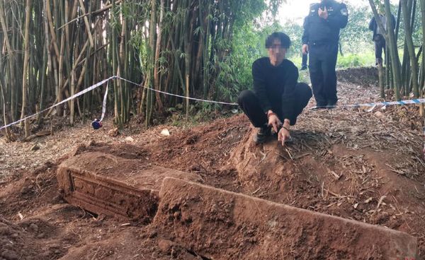 男子仿傚盗墓小说 挖古墓盗陪葬品还债