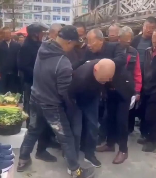 男子偷钱被绑树上示众 遭多人扇耳光