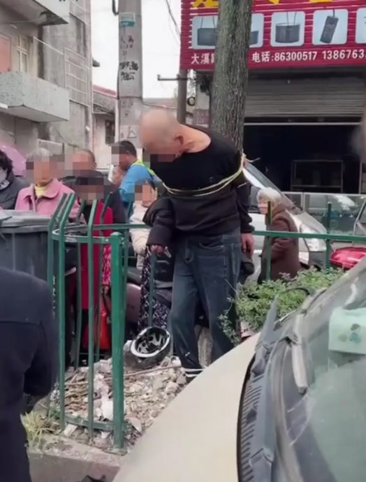 男子偷钱被绑树上示众 遭多人扇耳光