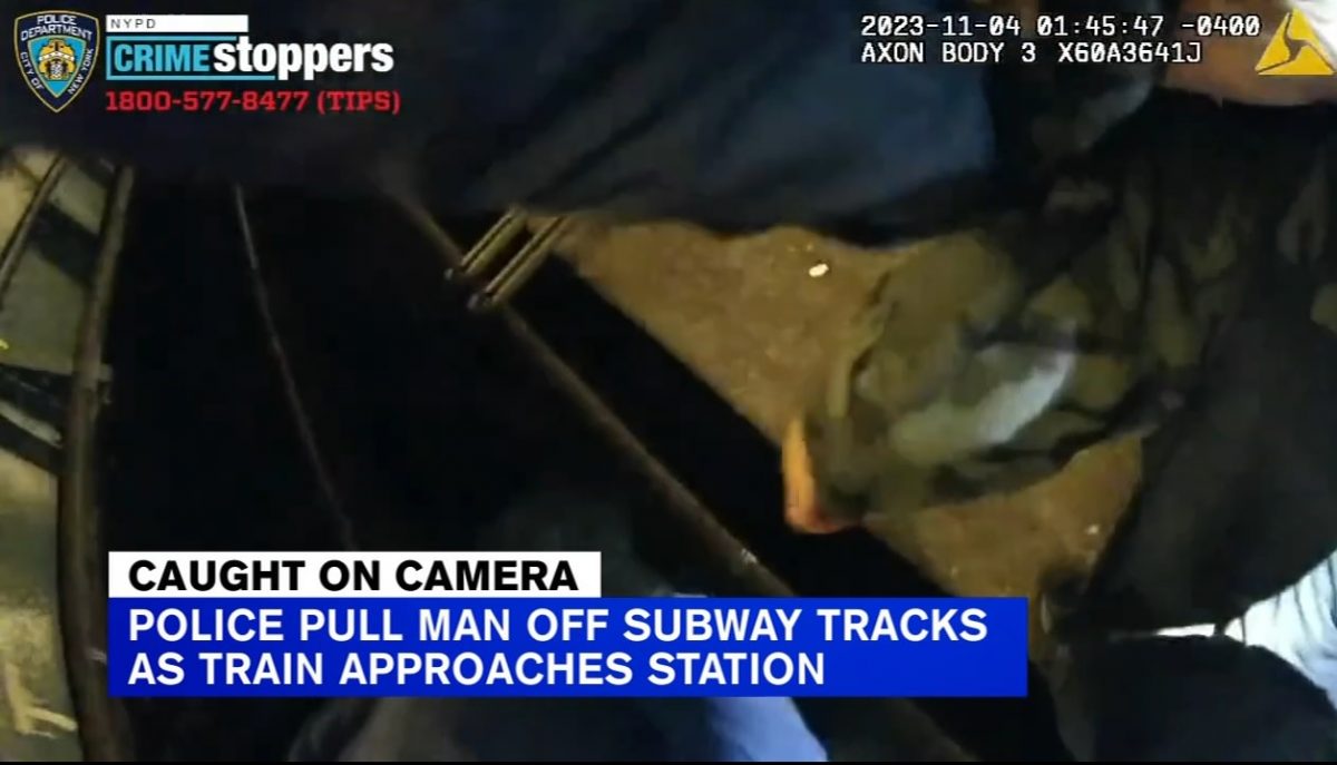 男子火车进站时跌到轨道险被撞 两警急速反应救命 