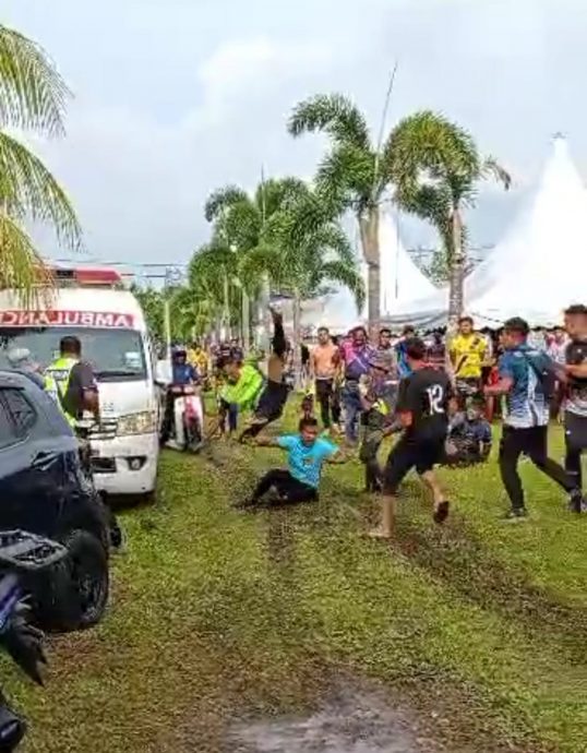 疑不满球赛结果 球员追打裁判