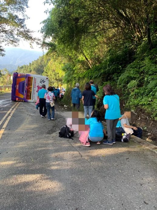 疑煞车失灵转弯侧翻 游览车擦撞山壁1死38伤