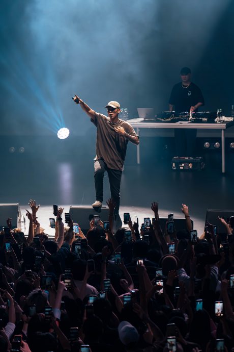 瘦子开唱不换衣 赞粉丝热情承诺再来